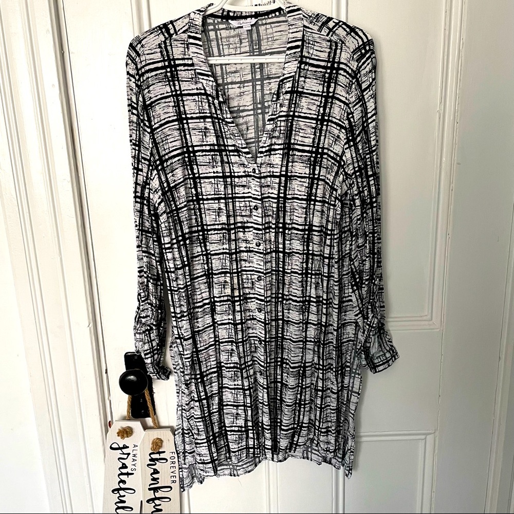 Reitman’s tunic size xl high low button up with side slits